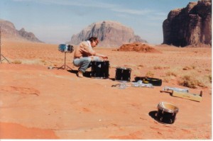 Dick Le Mair - Over the Ages - Jordanië, Wadi Rum, drumstel opstellen in de woestijn